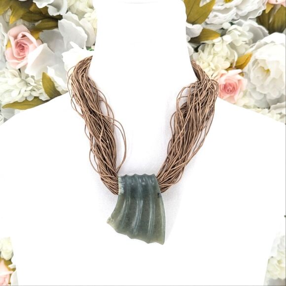 Vintage Carved Jade Large Shell String Beach Ocean Boho Pendant Necklace - Picture 1 of 5